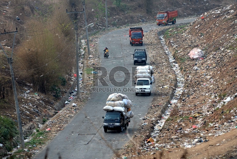  Suasana aktivitas di Tempat Pengolahan Sampah Terpadu (TPST) Bantar gebang, Kota Bekasi, Rabu (4/11).  (Republika/Yasin Habibi)