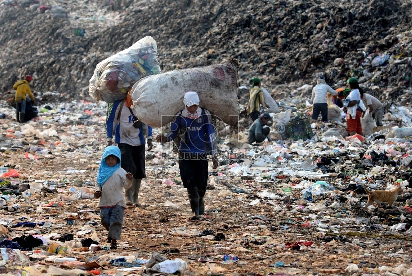  Suasana aktivitas di Tempat Pengolahan Sampah Terpadu (TPST) Bantar gebang, Kota Bekasi, Rabu (4/11).  (Republika/Yasin Habibi)