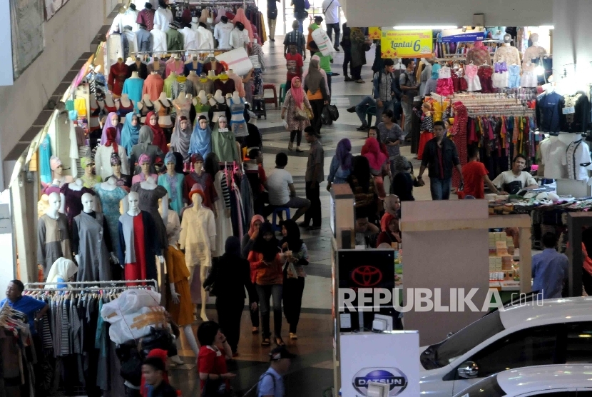 Suasana aktivitas jual beli di pusat perbelanjaan di Tanah Abang, Jakarta. Kebijakan pemerintah untuk menaikkan jumlah penghasilan tak kena pajak diyakini akan mendongkrak konsumsi di dalam negeri. 