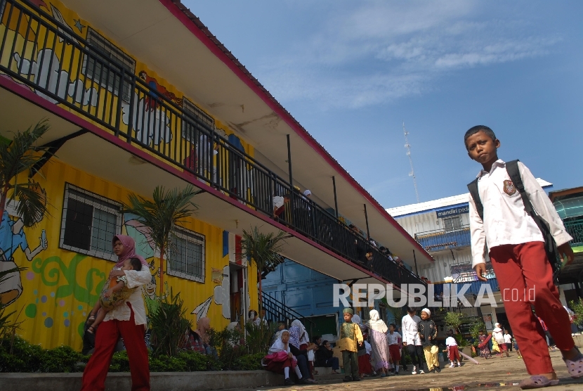 suasana aktivitas murid Sekolah masjid terminal (Master) Depok, Jawa Barat, Selasa (16/7). 