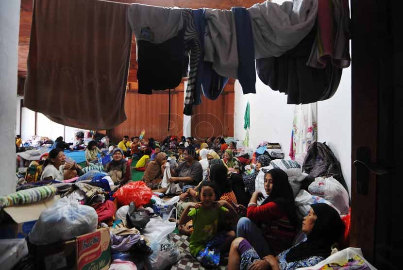 Suasana Aktivitas para warga korban kebakaran yang mengungsi di gedung serba guna Rumah Susun Tanah Abang, Jakarta Pusat, Senin (22/9). (Republika/Rakhmawaty La'lang )