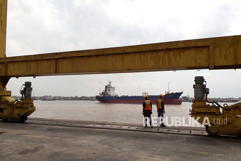 Suasana aktivitas pelabuhan Boom Baru yang terletak di tepi sungai Musi , Selasa (18/12).