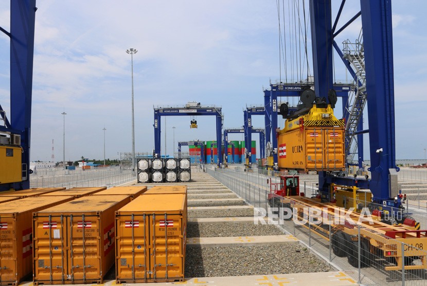 Suasana aktivitas pemindahan petikemas untuk dimuat ke dermaga, pada uji coba pengoperasian perdana Kuala Tanjung Multipurpose Terminal (KTMT) di Batu Bara, Sumatera Utara pada 27 November 2018 lalu. 