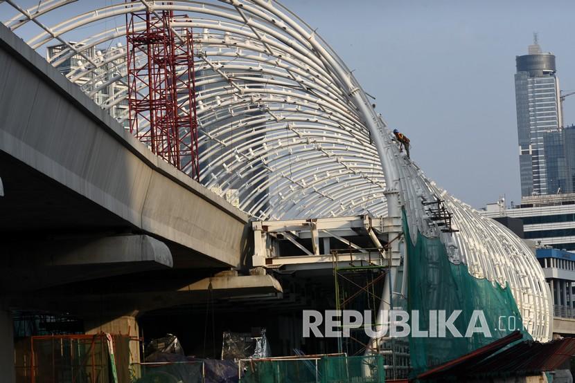 Suasana aktivitas pengerjaan proyek pembangunan Light Rail Transit (LRT) Jabodebek di ruas Jalan Rasuna Said, Jakarta, Kamis (14/5/2020). PT Adhi Karya (Persero) Tbk. menyatakan akan memprioritaskan pengerjaan proyek infrastruktur berlabel proyek strategis nasional (PSN) di tengah pandemi COVID-19 yang telah memberikan gangguan signifikan pada sektor konstruksi, salah satunya proyek LRT Jabodebek yang ditargetkan selesai pada 30 Juni 2021. 