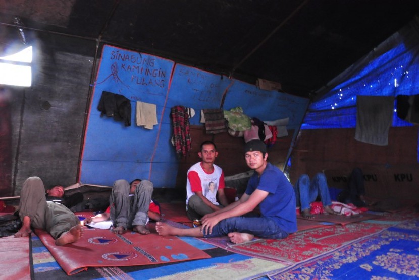 Suasana aktivitas pengungsi di halaman Gereja Batak Karo Protestan (GBKP) saat kunjungan Calon Presiden Joko Widodo melakukan kampanye mengunjungi pengungsian Gunung Sinabung di Kabupaten Karo, sumatera Utara, Selasa (10/6).Pada kesempatan terswebut Jokowi