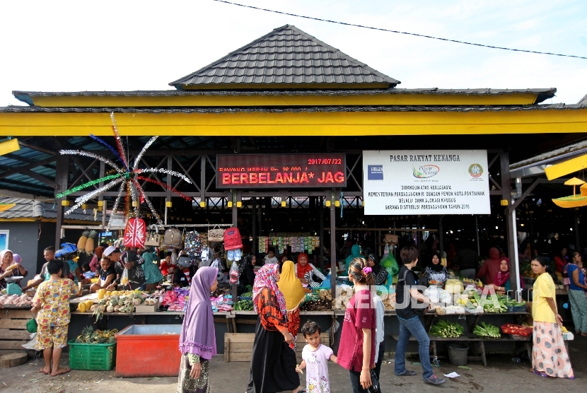 Suasana aktivitas pengunjung Pasar Kenanga di Pontianak, Kalimantan Barat, Sabtu (22/7). Akademisi Universitas Tanjungpura (Untan) Pontianak, Eddy Suratman, menilai dana tak terduga daerah yang berada di APBD bisa bermanfaat untuk membantu mengendalikan dan menekan laju inflasi.