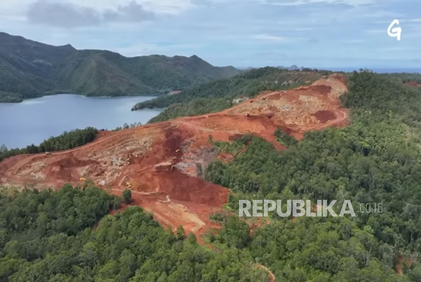 Suasana aktivitas pertambangan di Raja Ampat. 