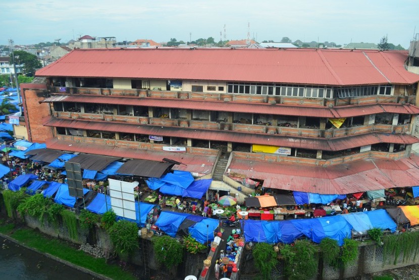 Suasana aktivitas transaksi jual beli di lapak dagangan darurat yang dibangun pedagang di lahan parkir Pasar Badung, Denpasar, Bali, Rabu (6/4).
