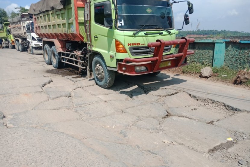 Suasana aktivitas truk tambang di Rumpin, Kabupaten Bogor. Dari pantaun Republika, banyak truk tambang yang masih mengangkut material tambang, padahal sebelumnya BPTJ mengklaim jam operasional truk tambang yang di siang hari tak boleh mengangkut material tambang. 