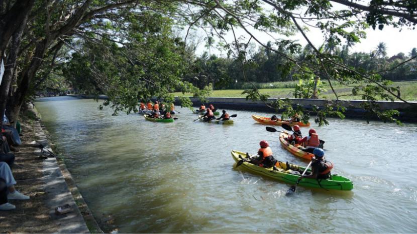 Suasana aktivitas wisata air di Desa Wisata Banjoe Adji, Bantul, DIY.