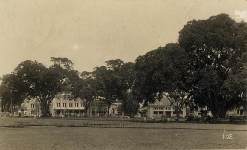 Suasana alun-alun Kota Malang di masa Hindia Belanda. 