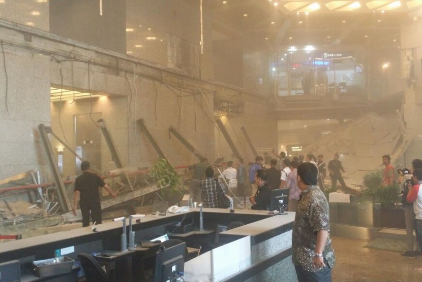Suasana ambruknya lantai di Gedung Bursa Efek Indonesia (BEI), Senin (15/1).