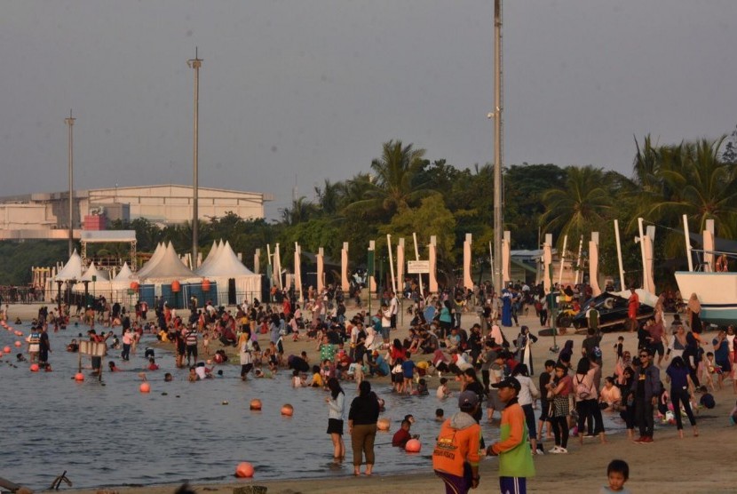 Suasana Ancol yang dipadati pengunjung, Rabu (17/4). 