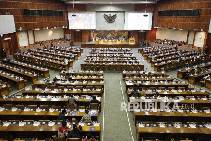 Suasana anggota DPR saat mengikuti rapat paripurna ke 27 dengan agenda mendengarkan keterangan pemerintah mengenai pokok-pokok pembicaraan pendahuluan RAPBN tahun anggaran 2017 di Kompleks Parlemen, Jakarta, Jumat (20/5). (Republika/Rakhmawaty La'lang)