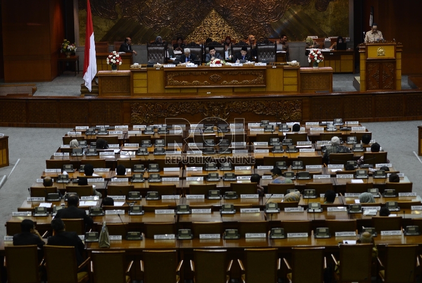 Suasana anggota DPR yang tengah mengikuti Sidang Paripurna Ke-33 di Gedung Nusantara II, Kompleks Parlemen, Jakarta, Selasa (23/6).