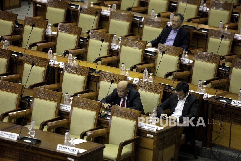 Suasana anggota parlemen saat mengikuti paripurna ke-16 pembukaan masa sidang tahun 2016-2017 di Kompleks Parlemen , Senayan, Jakarta, Selasa (10/1).