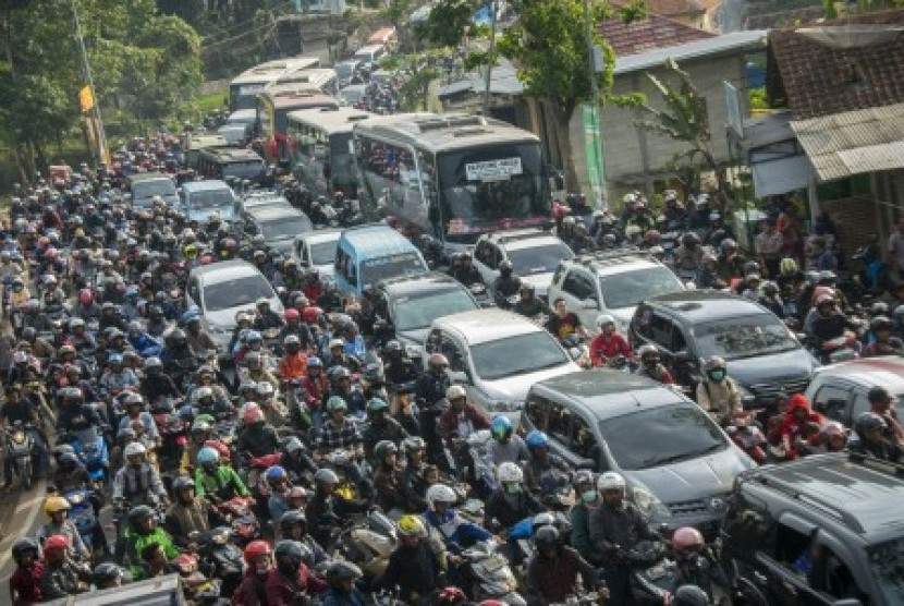 Suasana antrean kendaraan yang melintasi jalur Nagrek, Kabupaten Bandung.
