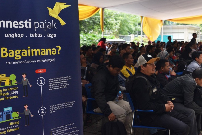 Suasana antrean pembayaran Tax Amnesty hari terakhir Petugas di Kantor Direktorat Pusat Jendral Pajak, Jakarta, Jum'at (31/3).