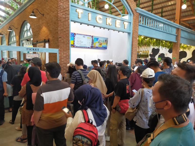 Suasana antrean pengunjung di loket tiket lokasi wisata Cimory Dairyland, Megamendung, Kabupaten Bogor, Sabtu (25/12)