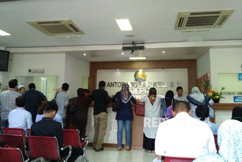  Suasana pengurus paspor di Kantor Imigrasi Depok.(Republika/Andi Nur Aminah)