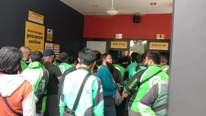 Suasana antrian di salah satu gerai McDonald.