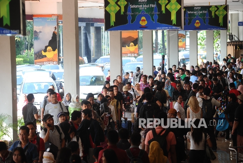 Suasana antrean penumpang pada pos pemeriksaan terminal keberangkatan Bandara Halim PK, Jakarta / Ilustrasi  (Republika/Tahta Aidilla)
