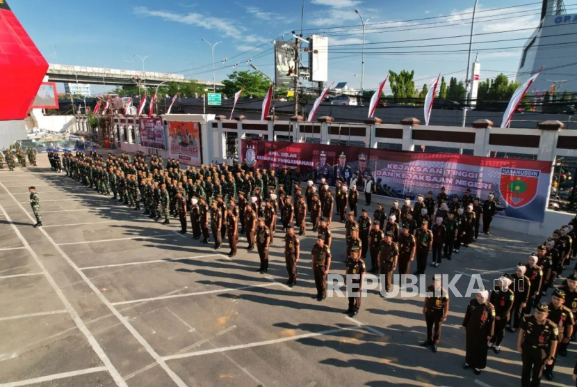 Suasana apel pasukan gabungan TNI dan Jaksa di halaman Kantor Kejaksaan Tinggi Sulawesi Selatan, Jalan Urip Sumoharjo, Kota Makassar, Sulawesi Selatan, Rabu (27/8/2025).