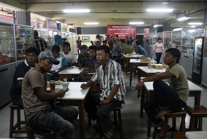 Suasana area makan di Pasar Blok G Pasara Tanah Abang setelah penataan ulang, Jakarta PUsat, Senin (14/4).