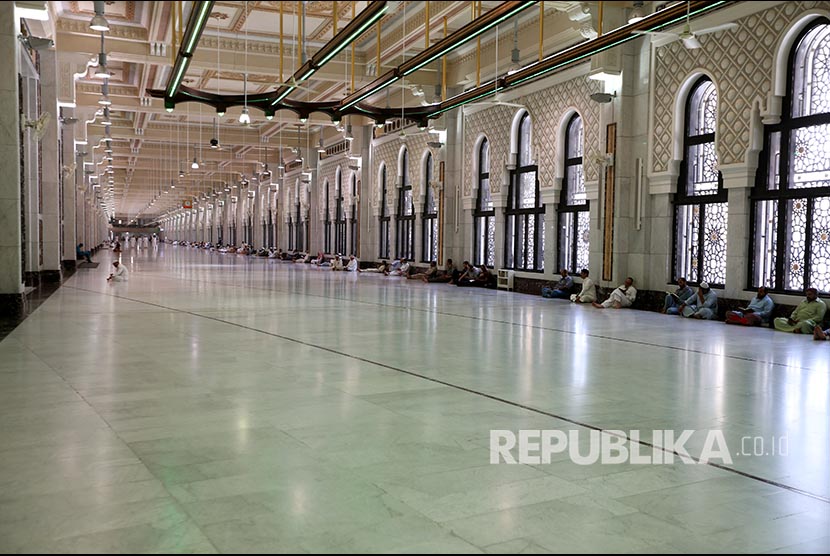 Raja Salman Terapkan Jam Malam Cegah Corona Meluas. Suasana area sai yang lengang di Masjid al-Haram setelah Kerajaan Arab Saudi sebagai Pelayan Dua Kota Suci menghentikan sementara ibadah umrah, Jumat (6/3). 