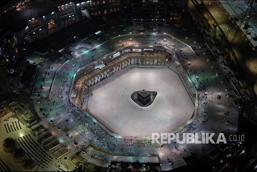 Mataf Makkah Kembali Dibuka untuk Jamaah Non-Umroh. Foto: Suasana area tawaf yang lengang di Masjidil Haram setelah Kerajaan Arab Saudi sebagai Pelayan Dua Kota Suci menghentikan sementara ibadah umrah, Jumat (6/3). 