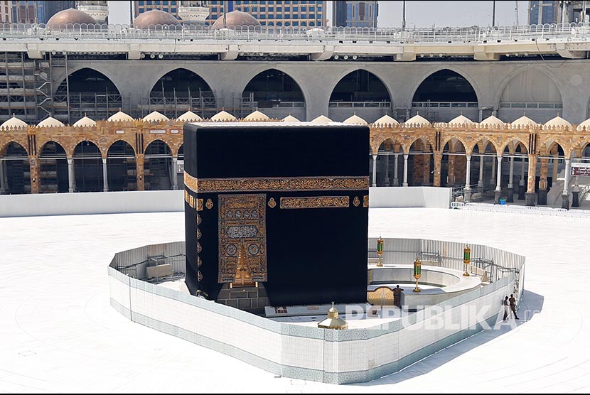 Jamaah umroh perdana Masjid Birmingham tertunda berangkat Saudi. Suasana area tawaf yang lengang di Masjidil Haram setelah Kerajaan Arab Saudi sebagai Pelayan Dua Kota Suci menghentikan sementara ibadah umrah, Jumat (6/3). (Ganoo Essa/Reuters)