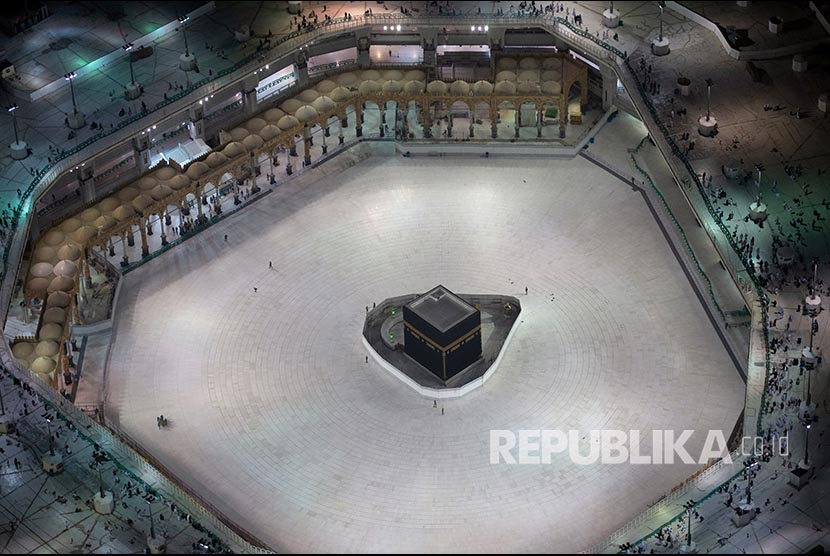 Amphuri: Pengalokasian Dana Haji Tunggu Putusan Arab Saudi. Foto ilustrasi suasana area tawaf yang lengang di Masjidil Haram setelah Kerajaan Arab Saudi sebagai Pelayan Dua Kota Suci menghentikan sementara ibadah umrah, Jumat (6/3). 