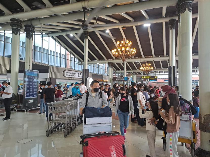 Suasana arus balik Lebaran 2022 di Terminal 1 Bandara Soekarno-Hatta, Tangerang, Banten, Sabtu (7/5/2022). 