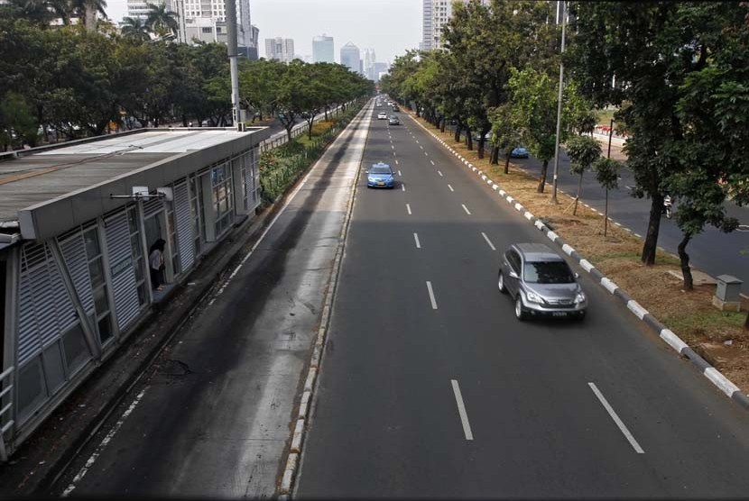   Suasana arus lalu lintas di jalan Jenderal Sudirman, Jakarta Selatan. (Adhi Wicaksono)