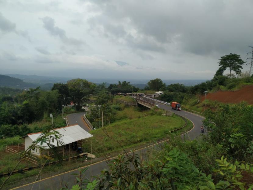 Suasana arus lalu lintas di Jalur Gentong, Kecamatan Kadipaten, Kabupaten Tasikmalaya H+2 Lebaran atau Selasa (26/5).