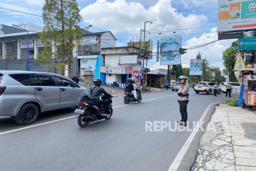 Suasana Arus Lalu Lintas di Kawasan Wisata Lembang, Kabupaten Bandung Barat yang Mengalami Peningkatan di Libur Isra Miraj dan Tahun Baru Imlek.