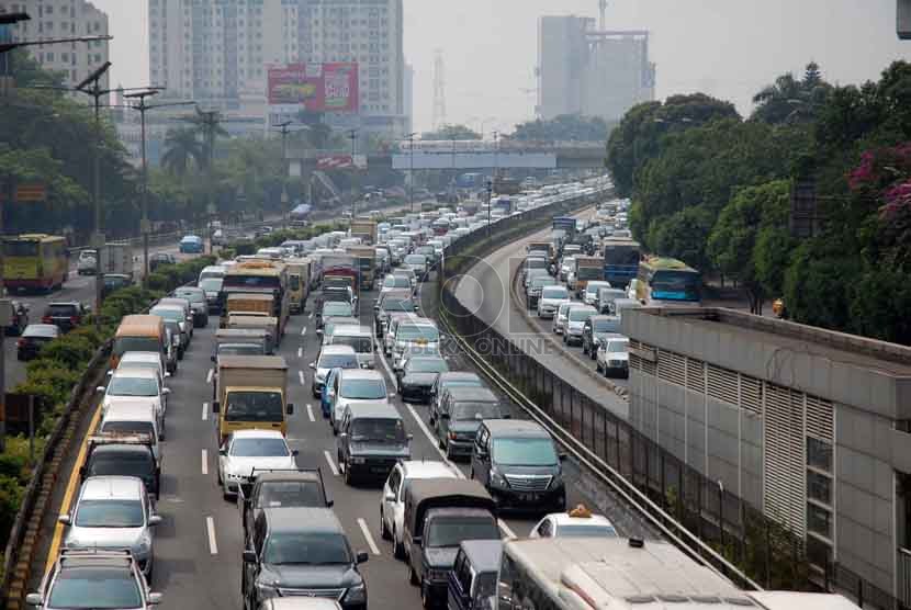 Suasana arus lalu lintas yang padat merayap di ruas jalan M.T Haryono, Jakarta Timur, Kamis (4/9).(Republika/Raisan Al Farisi)