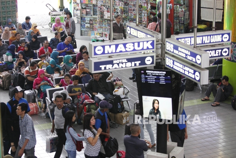   Suasana arus mudik calon penumpang kereta api di Stasiun Gambir, Jakarta, Jumat (1/7). (Republika/Rakhmawaty La'lang)