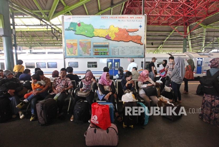   Suasana arus mudik calon penumpang kereta api di Stasiun Gambir, Jakarta, Jumat (1/7). (Republika/Rakhmawaty La'lang)