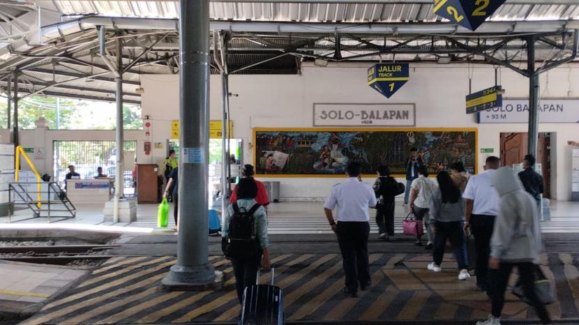  Suasana arus mudik Lebaran di Stasiun Balapan Solo, Rabu (19/4/2023).