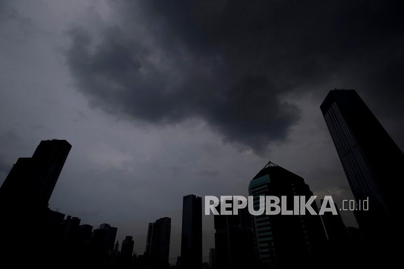 Suasana awan mendung di langit Jakarta, Rabu (21/10/2020). BMKG menyatakan saat ini tengah terjadi fenomena La Nina di Samudera Pasifik yang bisa menimbulkan kondisi cuaca ekstrem di Indonesia, BMKG pun menghimbau masyarakat untuk tetap waspada dan berhati-hatI terhadap dampak yang dapat ditimbulkan dari fenomena alam itu.