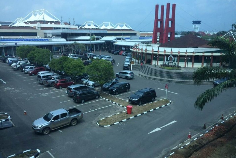 Suasana bandara dan stasiun kereta api ringan di Palembang, Rabu siang (25/9).
