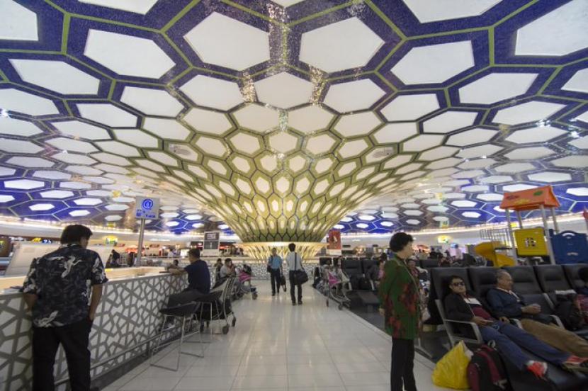 UEA Larang Warga Wisata ke Luar Negeri Sebelum Divaksinasi. Suasana Bandara Internasional Abu Dhabi, Uni Emirat Arab.