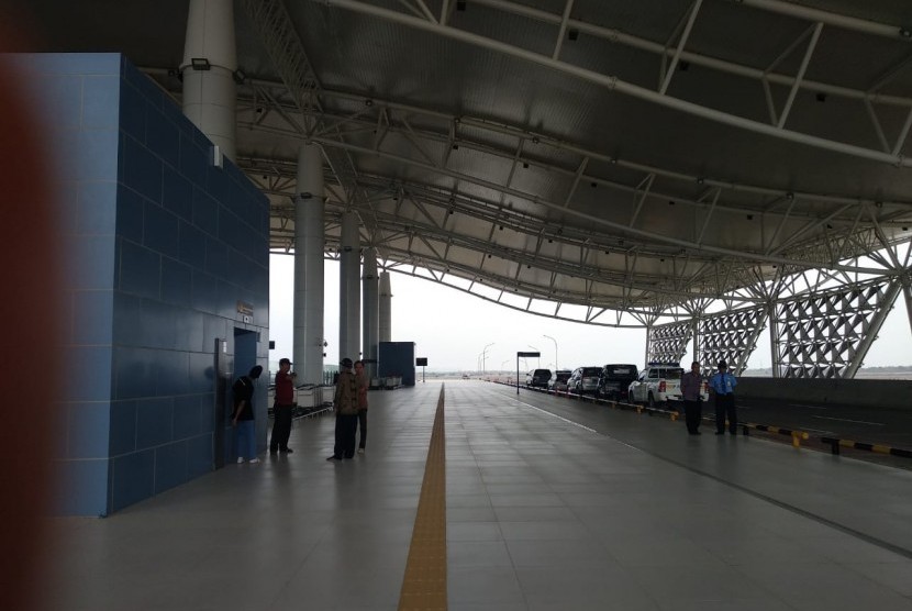 Suasana Bandara Internasional Jawa Barat (BIJB) Kertajati, Majalengka, Jawa Barat yang masih sepi setelah enam bulan beroperasi. Padahal fasilitas dan bangunan yang dibuat sudah bertaraf internasional seperti Terminal 3 Bandara Soetta. 