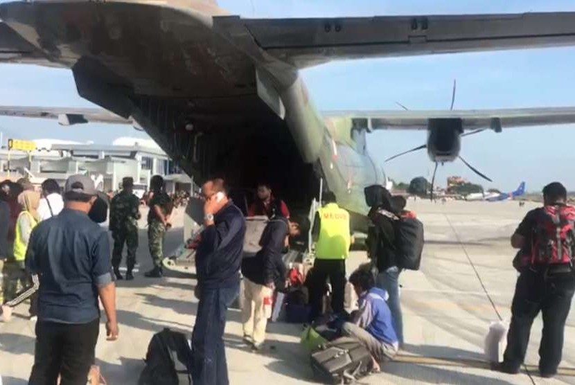 Suasana bandara Mutiara, Palu, Selasa (2/10).