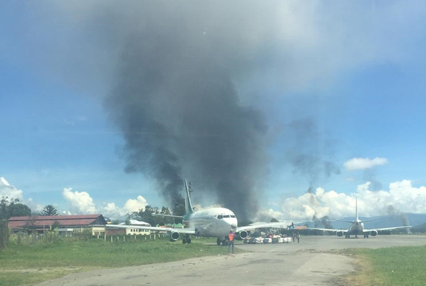 Suasana Bandara Wamena selepas kericuhan yang terjadi di wilayah tersebut, Senin (23/9).