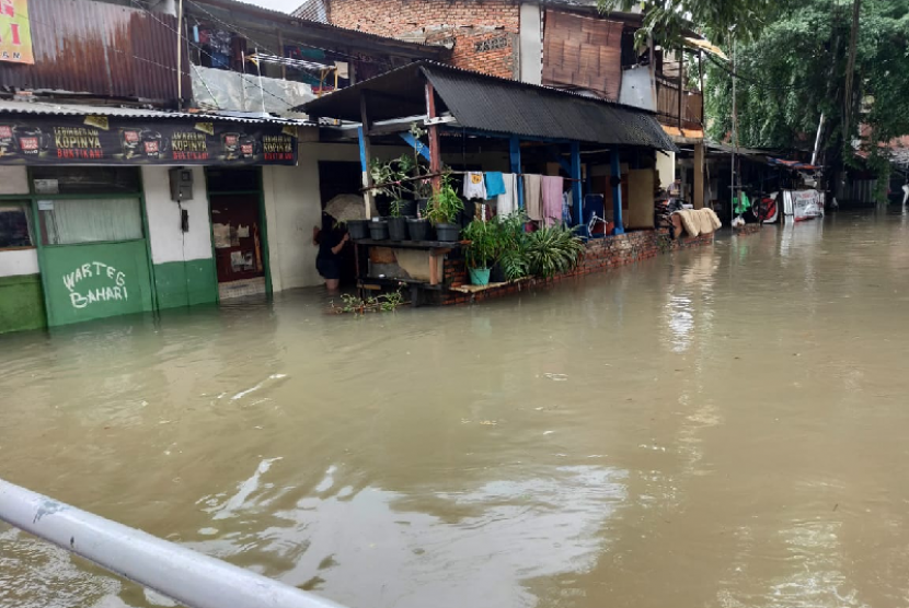 Suasana banjir di depan Jalan Pemuda IIA, Rawamangun, Jakarta Timur, Selasa (25/2). Sejumlah sekolah di Jabotabek meliburkan siswanya akibat banjir.