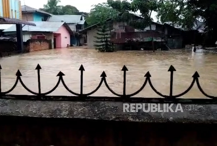 Suasana banjir di Kelurahan Mencirim, Binjai Timur, Rabu (27/11/2024).