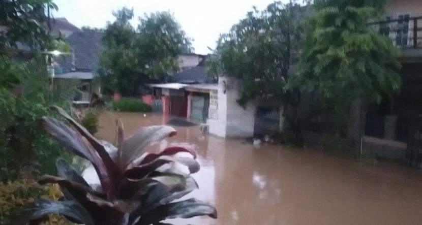 Suasana  banjir di Perumahan Bukit Sawangan Indah, Bojongsari, Depok, Sabtu (16/7/2022)