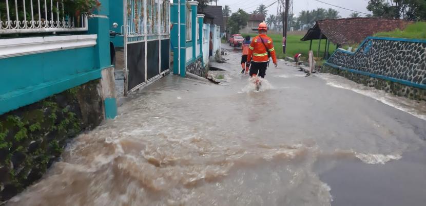 Suasana banjir lintasan ke jalan di Kelurahan Babakan, Kecamatan Cibeureum Kota Sukabumi, Jumat (29/10) 